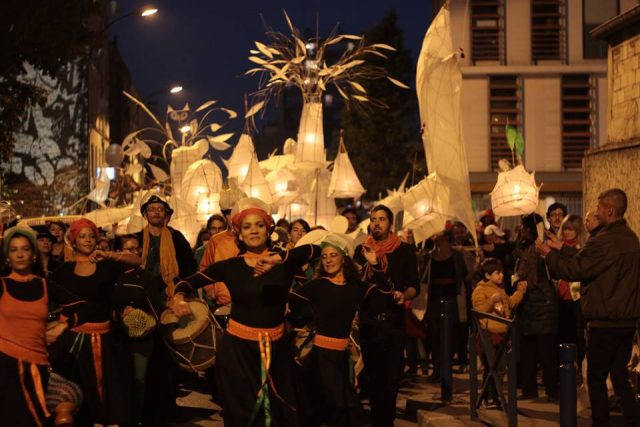 Parade de la compagnie Les Poussières à Aubervilliers / © Les Poussières