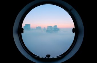 La tête dans les tours Nuages