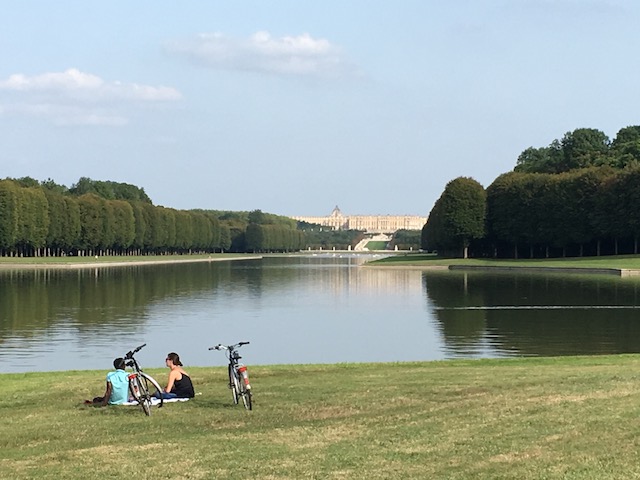 L'extrémité du grand canal dans le parc du château de Versailles / © Enlarge your Paris