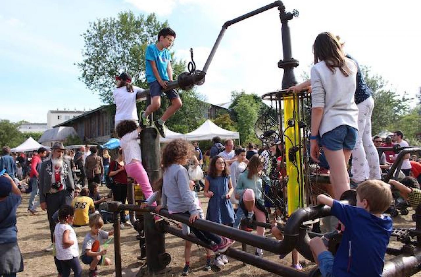 Un Festival Dans Un Dédale De Verdure Aux Murs à Pêches à Montreuil