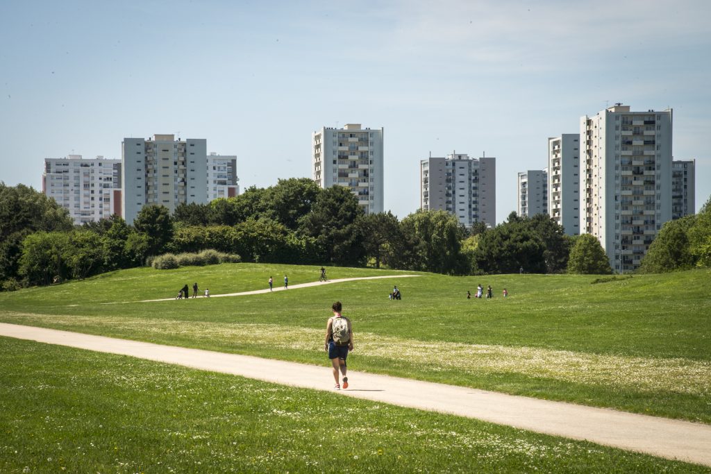 Situé entre La Courneuve, Stains, Saint-Denis et Dugny, et crée sur d'anciens maraîchages pollués, le parc Georges-Valbon, de plus de 400 ha, porte le nom du premier président du département de la Seine-Saint-Denis / © Jéromine Derigny pour Enlarge your Paris