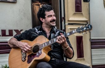 Johnny Montreuil chante la banlieue et fait vivre l’esprit « narvalo »