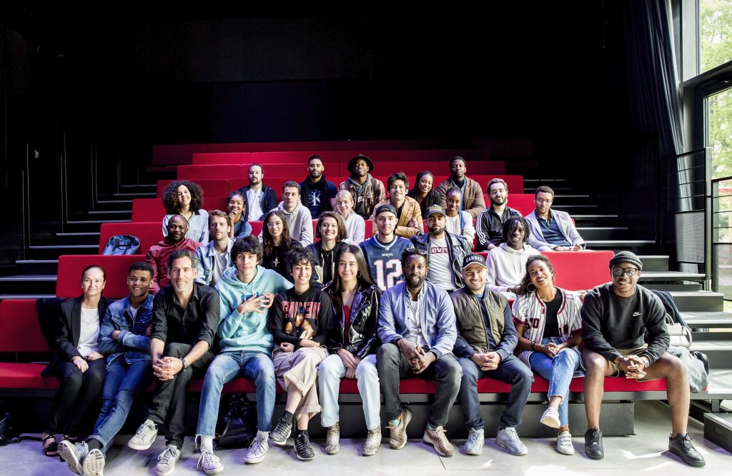 Le réalisateur Ladj Ly (au premier rang au centre) avec les élèves de la première promotion de l'école Kourtrajmé à Clichy-Montfermeil / © Natacha Gonzalez