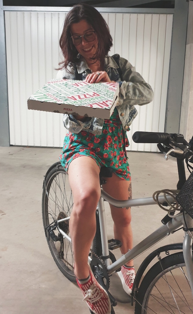 femme en mini jupe sur un velo