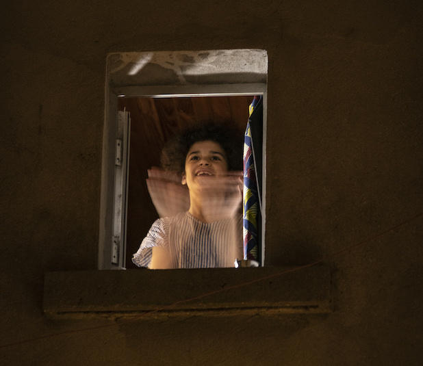 Pendant le confinement, à 20h on applaudit le personnel soignant comme ici à Bagnolet / © Jérômine Derigny