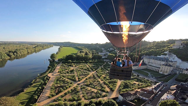 Vol en montgolfière au-dessus du village de La Roche-Guyon avec le pilote Laurent Dagory, fondateur de "Montgolfière du Vexin" / © Francis Tack