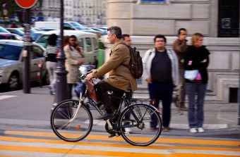 A Paris, le vélo laisse la voiture sur place