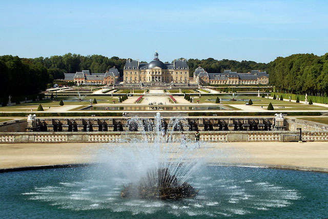 Le château de Vaux-le-Vicomte vu depuis ses jardins / © JBenoit (Wikimedia commons)