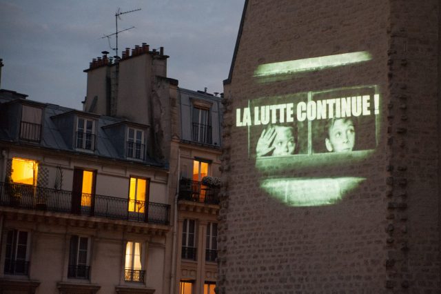 Projection organisée par le cinéma La Clef sur un mur de la rue Daubenton à Paris pendant le confinement / © Claire-Emmanuelle Blot
