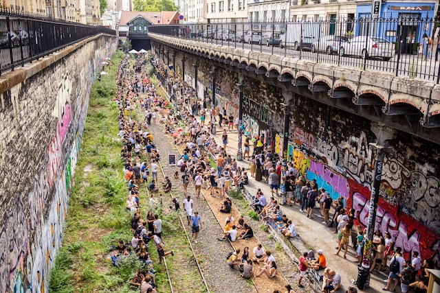 La friche du Hasard ludique sur les rails de la Petite ceinture / © Hasard ludique