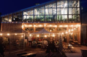 Un restaurant ouvre dans une ferme urbaine sur les rails de la Petite Ceinture