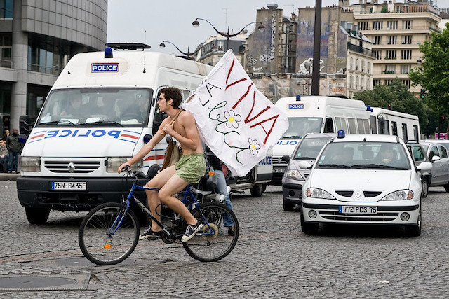 Cycliste à Paris durant le "Bike day" e 2008 pour protester contre la place prédominance de la voiture en ville / © Philippe Leroyer (Creative commons - Flickr)