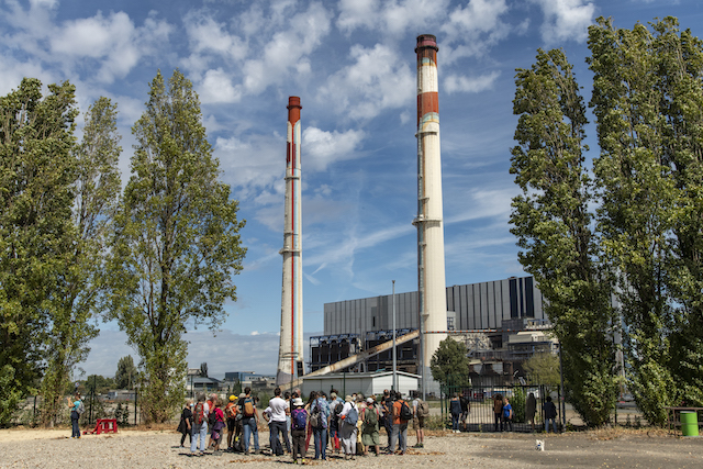 Du 19 au 30 août, quelque 600 marcheurs auront participé aux "Ateliers piétons du Grand Paris Express", un cycle de randonnées urbaines organisé par Enlarge your Paris et la Société du Grand Paris. Le 25 août, les participants ont pu découvrir la friche du Kilowatt, au pied des cheminées d'une ancienne usine EDF à Vitry / © Jérômine Derigny pour Enlarge your Paris