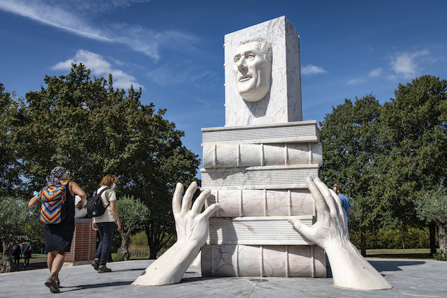 Jour 8. Monument en souvenir du bidonville de Champigny-sur-Marne dans le parc du Plateau / © Jérômine Derigny pour Enlarge your Paris