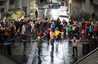 Les artistes amateurs font le show dans les rues du XXe à Paris