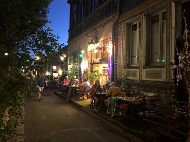 La terrasse du Pichet rue de l’étroit degré à Chartres / © Steve Stillman pour Enlarge your Paris