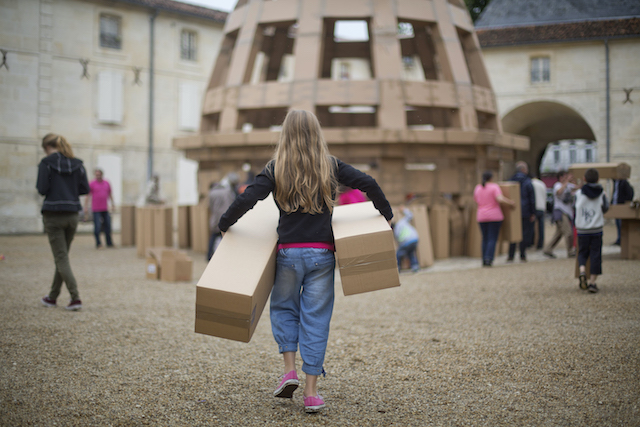 Ce week-end, une oeuvre fabriquée entièrement avec des cartons va s'édifier dans le parc forestier de la Poudrerie à Sevran en Seine-Saint-Denis / © Sébastien Laval  