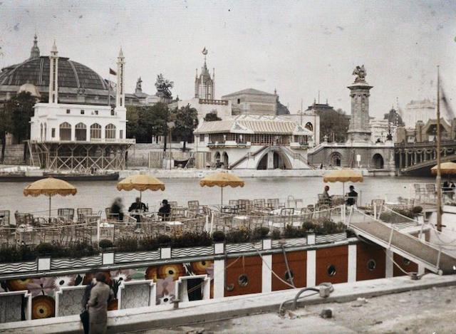 Sur les bords de Seine à Paris face au Grand Palais. Une photo tirée de l'exposition "Paris 1910-1937. Promenades dans les collections Albert-Kahn" à la Cité de l'architecture / © Département des Hauts-de-Seine – Musée départemental Albert-Kahn – Collection des Archives de la Planète