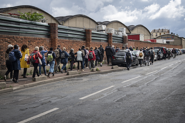 Jour 2. Entre les futures gares des Agnettes et des Grésillons, le long de la Ligne 15 Ouest, dans un vaste quartier d'entrepôts qui servaient autrefois à stocker les marchandises délivrées par la Seine. Depuis une dizaine d'années, les projets immobiliers font reculer les zones logistiques pour du logement / © Jérômine Derigny pour Enlarge your Paris