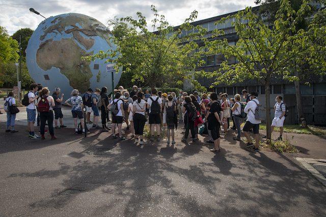 Jour 3. Devant l'Ecole de plein air de Suresnes, centre d'innovation pédagogique créé au XXe siècle, à proximité du mémorial du Mont Valérien et de la future gare de Rueil-Suresnes-Mont Valérien / © Jérômine Derigny pour Enlarge your Paris