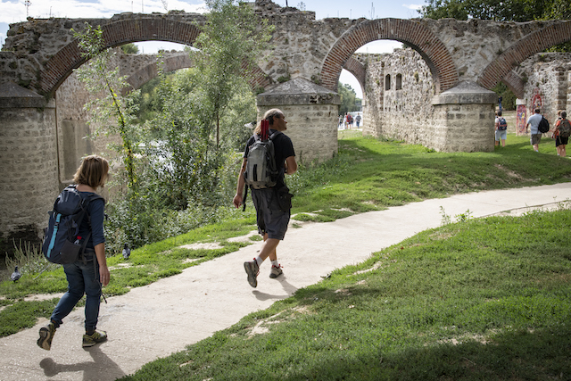 Jour 9. Ruines du Moulin de Chelles, sur les bords de Marne. Une baignade en eaux vives pourrait être ouverte en 2024 sur ce site qui fut une des « plages » les plus connues du début du XXe siècle en Île-de-France / © Jérômine Derigny pour Enlarge your Paris