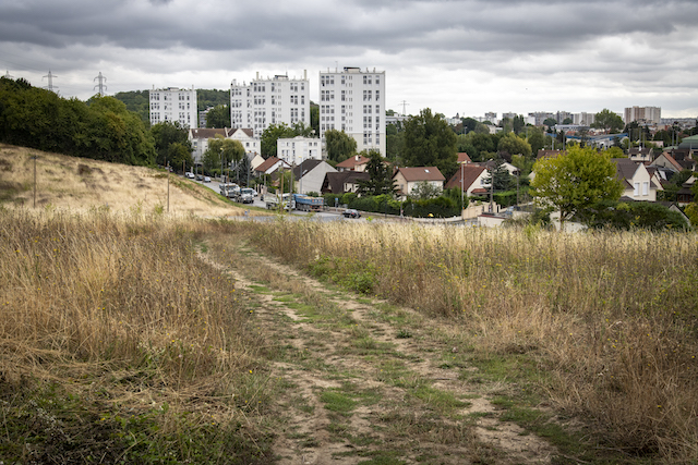 Jour 10. Cheminement par les prés vers un ouvrage de la Ligne 16 en chantier, sur les hauteurs de Chelles / © Jérômine Derigny pour Enlarge your Paris