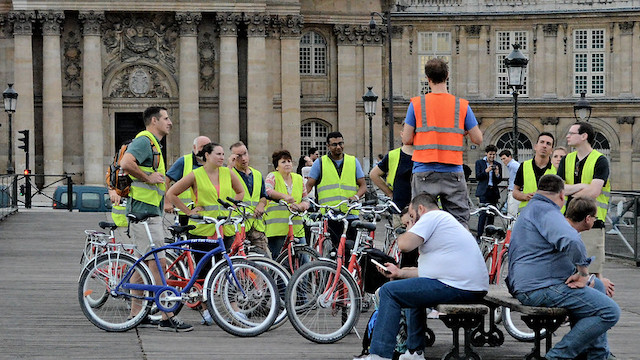 Cyclistes sur le pont des arts à Paris / © Carl Campbell (Flickr - Creative commons)