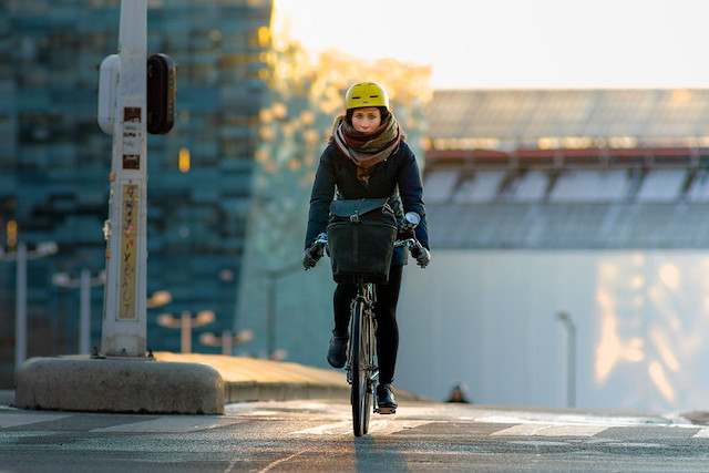 Une cycliste à Paris / ©  Olivier Mabelly (Flickr - Creative commons)