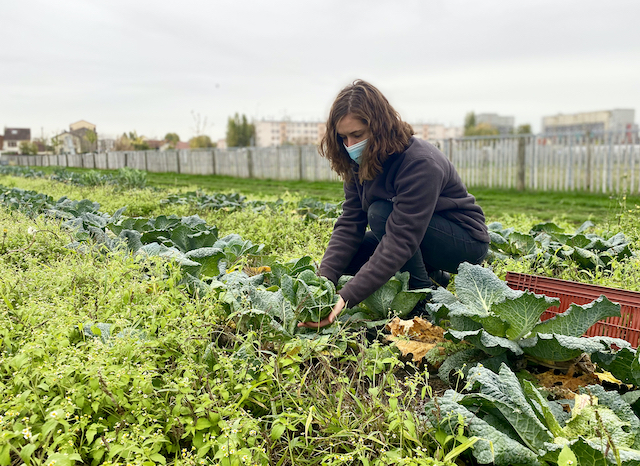 Caroline Robin, responsable d'exploitation au sein de la ferme ouverte de Saint-Denis / © Mélanie Rostagnat pour Enlarge your Paris