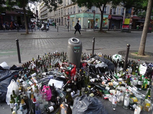 Déchets sur le trottoir à Paris / © Jeanne Menjoulet (Flickr - Creative commons)