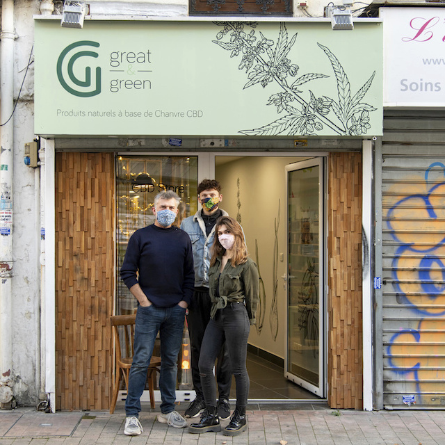 Guillaume, Inna et Matéo tiennent ensemble au  64 rue du Capitaine Dreyfus à Montreuil Great and Green, où ils proposent des produits naturels à base de chanvre / © Jérômine Derigny pour Enlarge your Paris