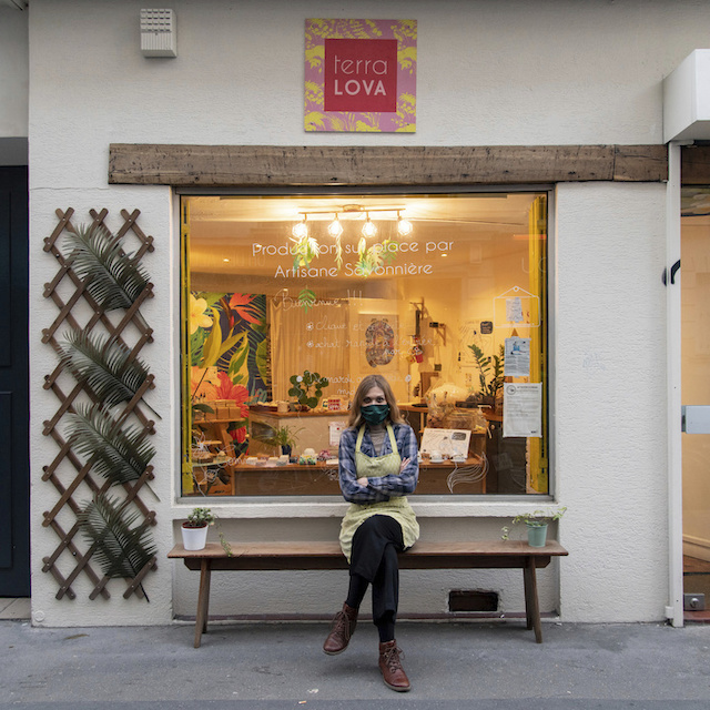 Installée au 67 rue de Charenton à Paris (12e), Marie vend des savons Bio et des cosmétiques solides qu'elle confectionne elle-même / © Jérômine Derigny pour Enlarge your Paris   