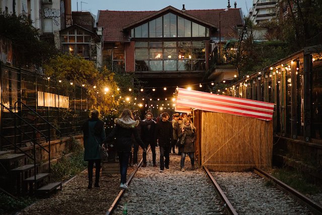 La Recyclerie, installée dans une ancienne gare de la Petite ceinture dans le 18e arrondissement, accueillera le 12 décembre un marché de Noël spécial Japon / © La Recyclerie