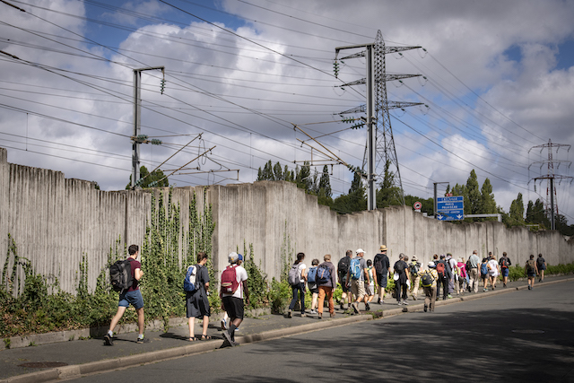 Des randonneurs confrontés aux coupures urbaines du Grand Paris lors du Tour piéton du Grand Paris organisé du 19 au 30 août par Enlarge your Paris et la Société du Grand Paris / © Jérômine Derigny pour Enlarge your Paris