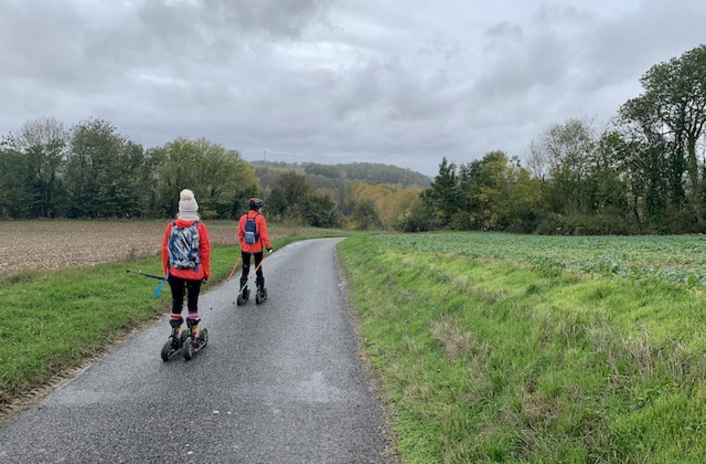 Grand-mère Apprend à Sa Petite-fille à Faire Du Patin à Roulettes