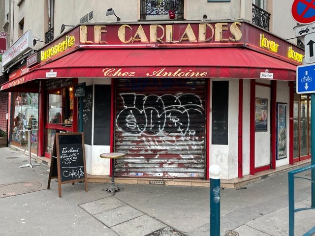 Le Carlardes et son  comptoir de rue à Pantin / © Pierre Villetard pour Enlarge your Paris