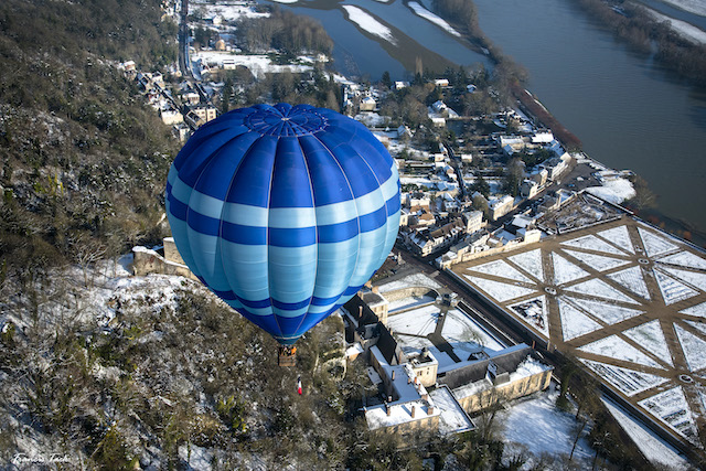 Vol en montgolfière au-dessus du village de La Roche-Guyon / © Francis Tack