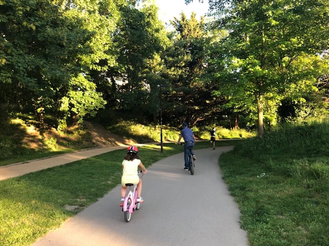 La Coulée verte du sud parisien entre Paris et Massy, un itinéraire sécurisé pour une sortie à vélo en famille / © Steve Stillman pour Enlarge your Paris