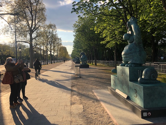 L'exposition "Le Chat déambule" sur les Champs-Elysées, point d'arrivée du semi-marathon de Paris culture & nature imaginé par Enlarge your Paris / © Steve Stillman pour Enlarge your Paris