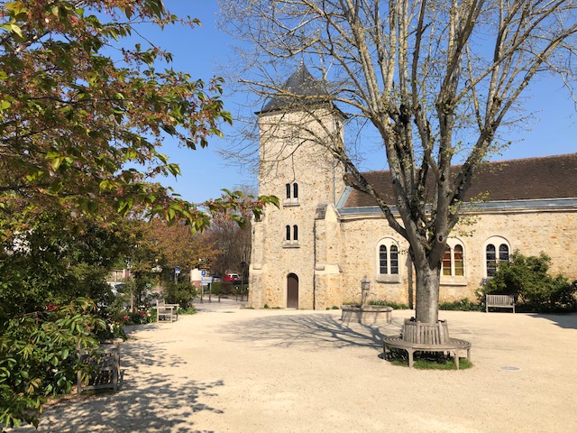 La place de l'église aux Loges-en-Josas / © Steve Stillman pour Enlarge your Paris