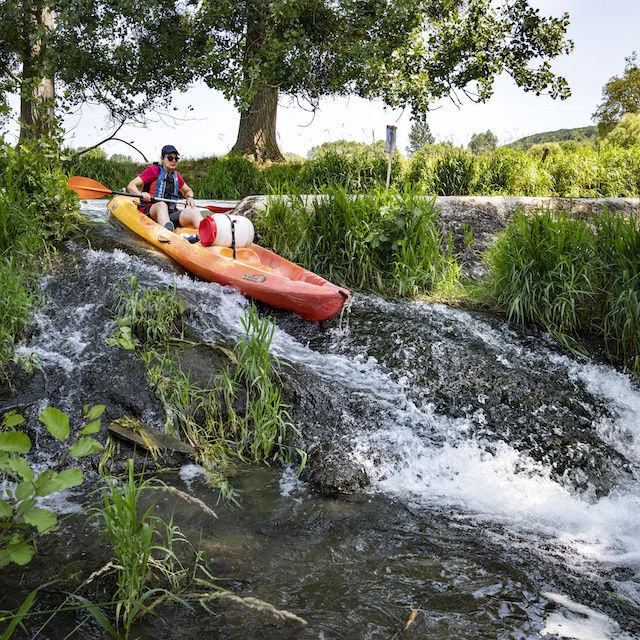 Canoë sur l'Epte, frontière naturelle entre l'Île-de-France et la Normandie / © Jérômine Derigny pour Enlarge your Paris