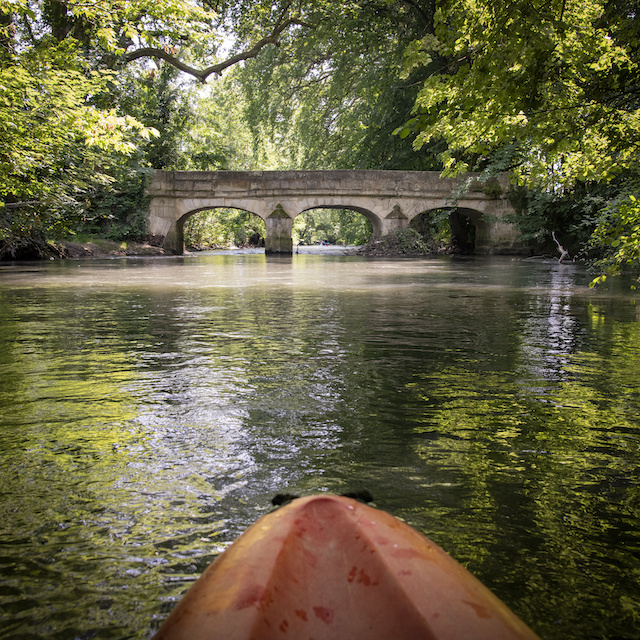 Canoë sur l'Epte, frontière naturelle entre l'Île-de-France et la Normandie / © Jérômine Derigny pour Enlarge your Paris