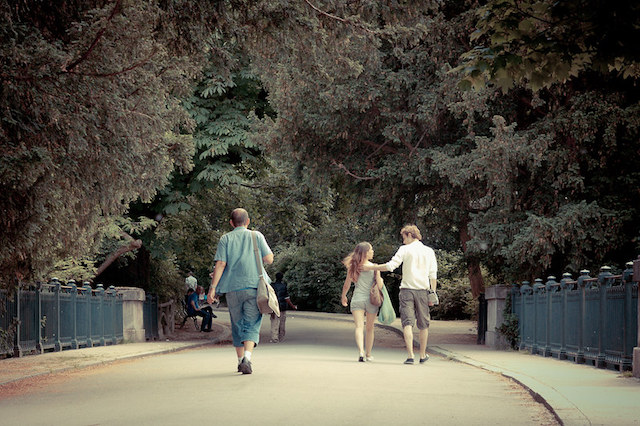 Amoureux dans les allées des Buttes-Chaumont à Paris / © Hurock24 (Creative commons / Flickr)