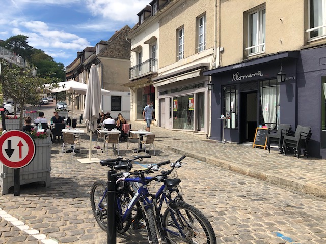 La terrasse du Filomena à Montfort-l'Amaury / © Steve Stillman pour Enlarge your Paris