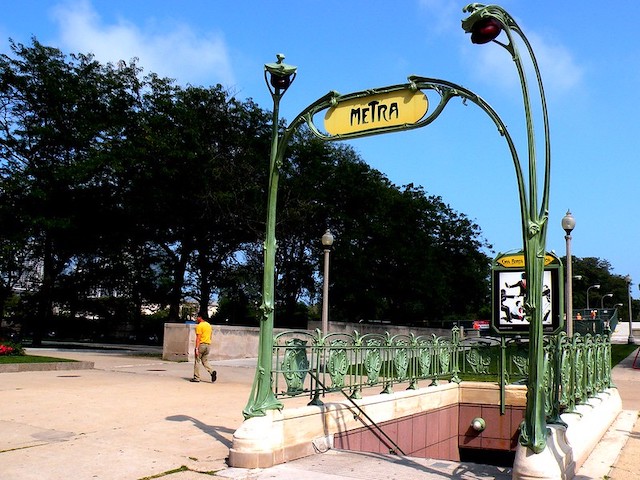 Une bouche de métro signée Hector Guimard a été donnée au métro de Chicago et installée à l'entrée de la station Van Buren Street / © John W. Iwanski