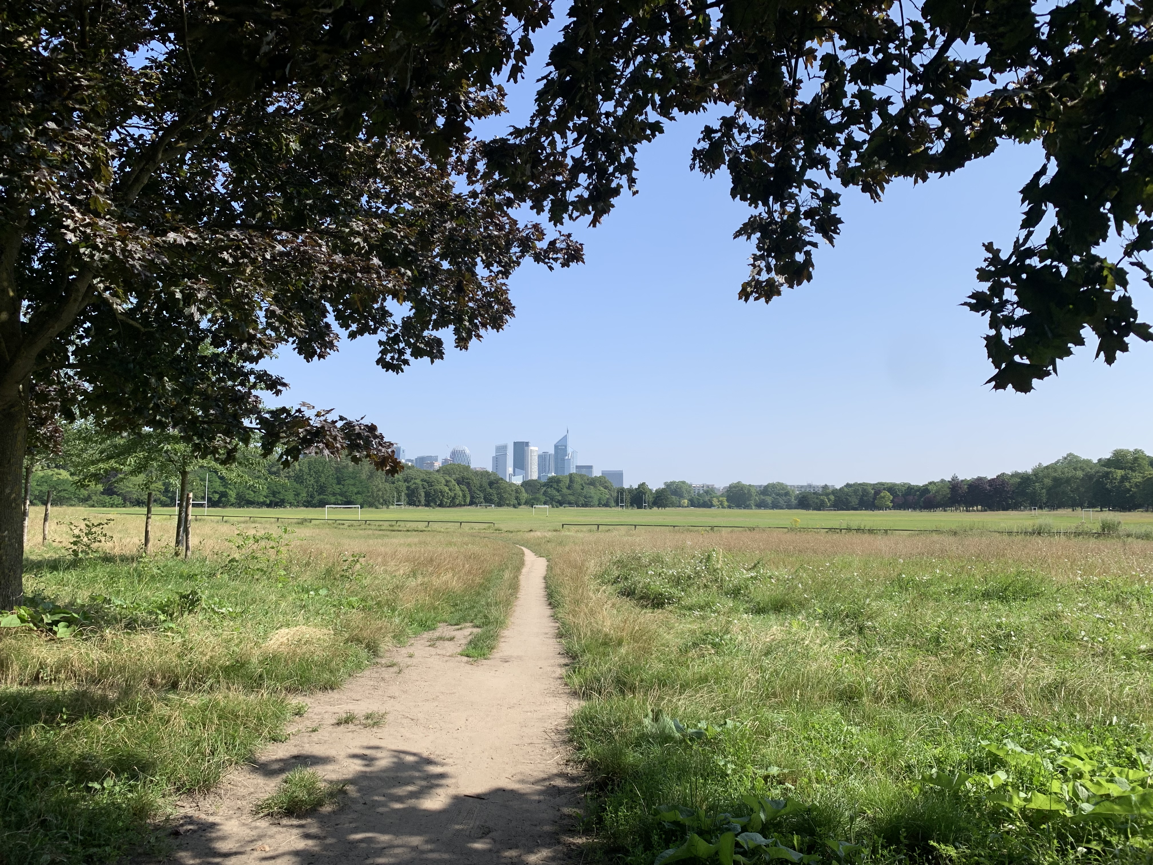 La vue sur la skyline de La Défense depuis le bois de Boulogne / © Manon Gayet pour Enlarge your Paris