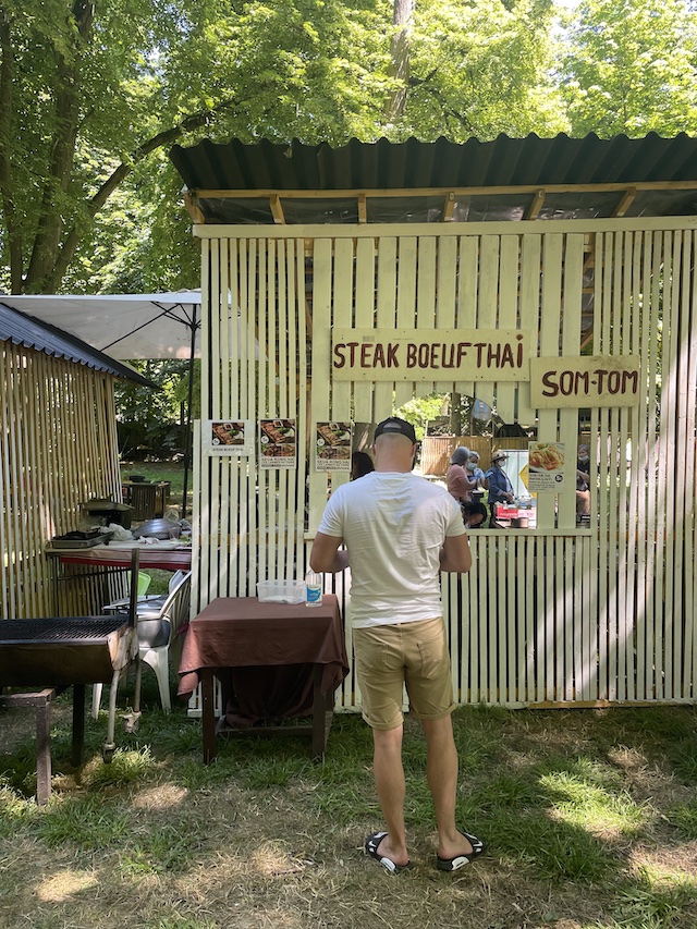 L'un des stands de spécialités thaïlandais installés dans le parc du château / © Anaïs Lerma pour Enlarge your Paris 