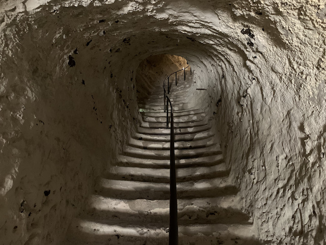 Les marches qui mènent au donjon de La Roche-Guyon / © Manon Gayet pour Enlarge your Paris