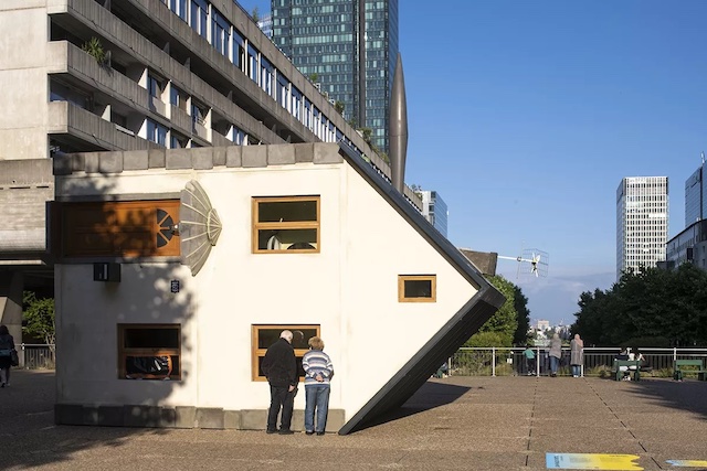 La Maison couchée, l'une des oeuvres exposées dans le cadre du festival Les Extatiques à La Défense / © Martin Argyroglo