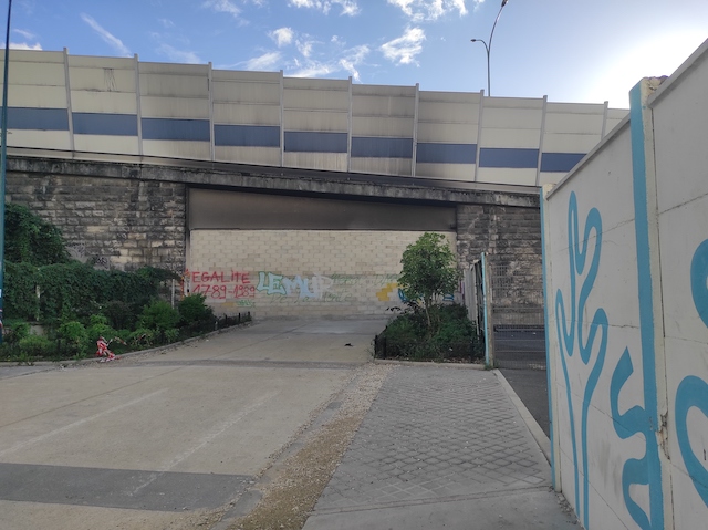 Le mur érigé le 27 septembre entre Paris et Pantin pour éviter la circulation des toxicomanes déplacés dans le square de La Villette / © Joséphine Lebard pour Enlarge your Paris